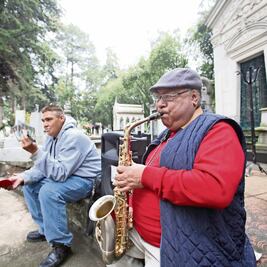El saxofonista que toca para los difuntos 