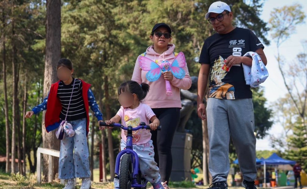 Familias asisten al Parque Tezozómoc para que niños estrenen los juguetes que les trajeron los Reyes Magos.
Foto: Luis Camacho/EL UNIVERSAL