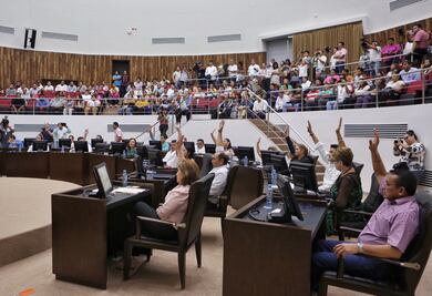 Avalan en Yucatán reforma de ley que regula a Uber