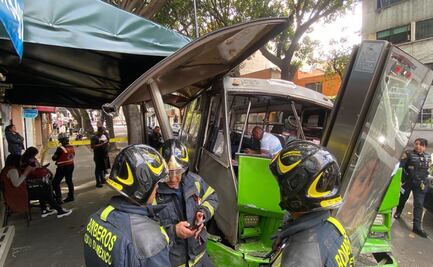 Microbús choca contra parabús en Benito Juárez; cinco pasajeras resultan lesionadas