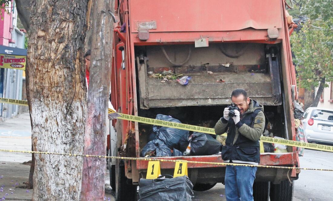 Trabajadores del servicio de limpia del municipio notificaron a la policía sobre el hallazgo de una maleta con un cadáver en la calle Guerrero, frente al número 38, junto a un camión recolector de basura. VALENTE ROSAS. EL UNIVERSAL