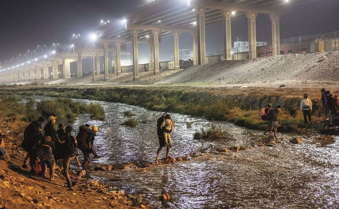 Inmigrantes cruzan el río Bravo en Ciudad Juárez, Chihuahua, hacia El Paso, Texas, para solicitar asilo. Foto: John Moore/AFP