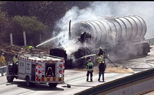 Tractocamión se incendia en la México-Puebla. Foto: especial