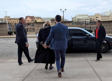 Jueza detenida en EU por impedir arresto migrante es un mensaje político de Trump: experto; "está en riesgo la independencia judicial"