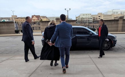 Jueza detenida en EU por impedir arresto migrante es un mensaje político de Trump: experto; "está en riesgo la independencia judicial"