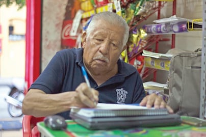 Tras cirugía de corazón, abuelito decidió volver a estudiar