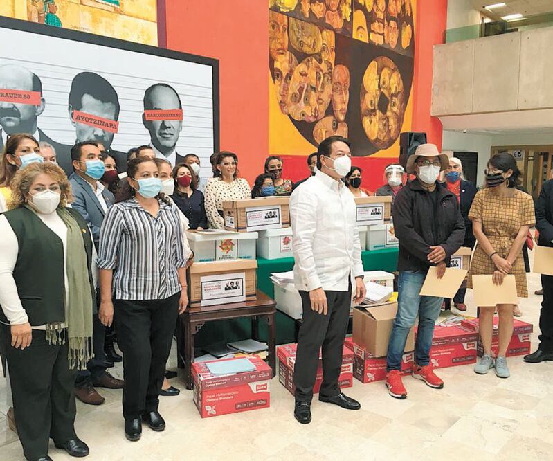 Mario Delgado entregó a Omar García, sobreviviente de Ayotzinapa, y a la desplazada de Guerrero, Ariadna Bahena, 300 mil firmas. ESPECIAL