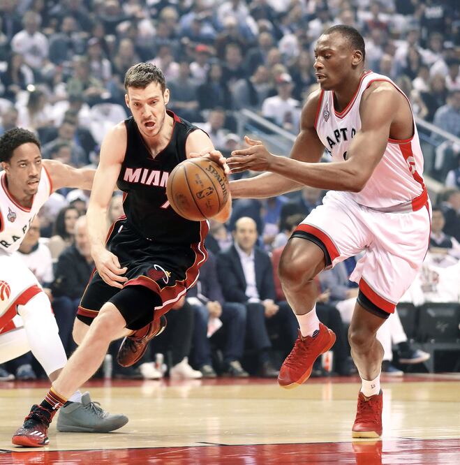 Goran Dragic y Bismack Biyombo tendrán un mano a mano en el séptimo duelo (TOM SZCZERBOWSKI. USA TODAY SPORTS)
