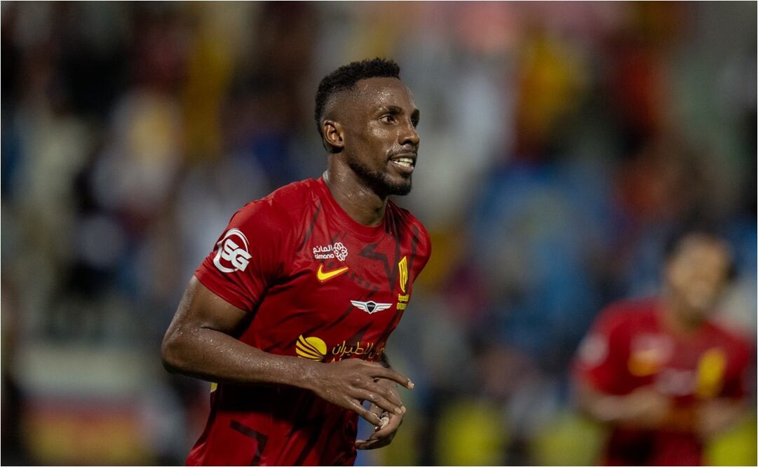 FOTO: @Alqadsiah - Julián Quiñones en Arabia