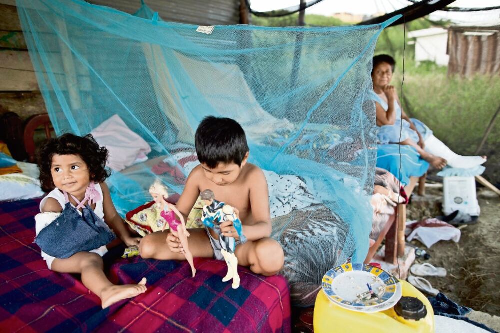 Dos niños de la localidad de Pedernales juegan en un campamento que fue habilitado para quienes perdieron sus casas, tras el sismo del sábado 16 de abril (RODRIGO ABD. AP)