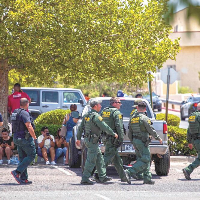 Entre mil y 3 mil personas estaban en la tienda Walmart donde ocurrió el ataque de ayer, en El Paso, Texas. JOEL ÁNGEL JUÁREZ. AFP