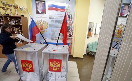Desde que la Comisión Electoral Central (CEC) anunciara el lunes que Rusia Unida logró 355 de los 450 escaños de la Duma o Cámara de Diputados, se han sucedido las denuncias de fraude.Foto: EFE