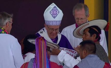 Indígenas reconocen acercamiento del Papa y le entregan presentes