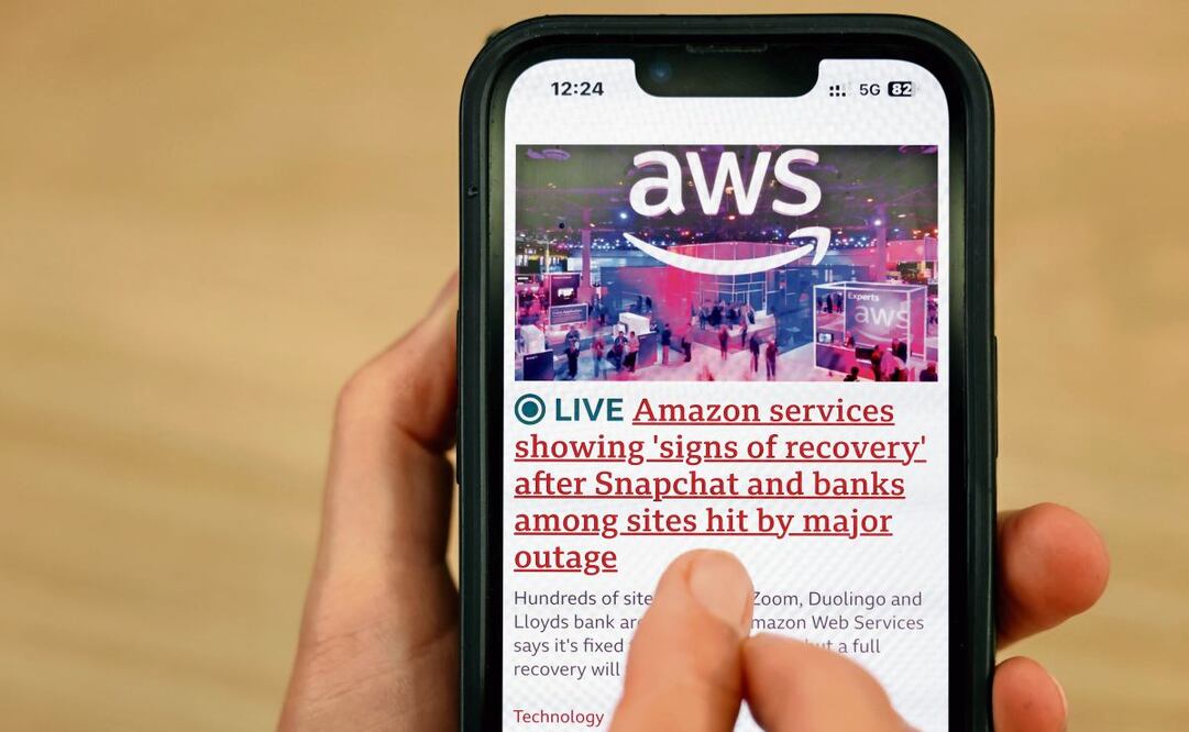 Un usuario revisa noticias sobre la caída de servicios ligados a Amazon Web Services. Foto: EFE