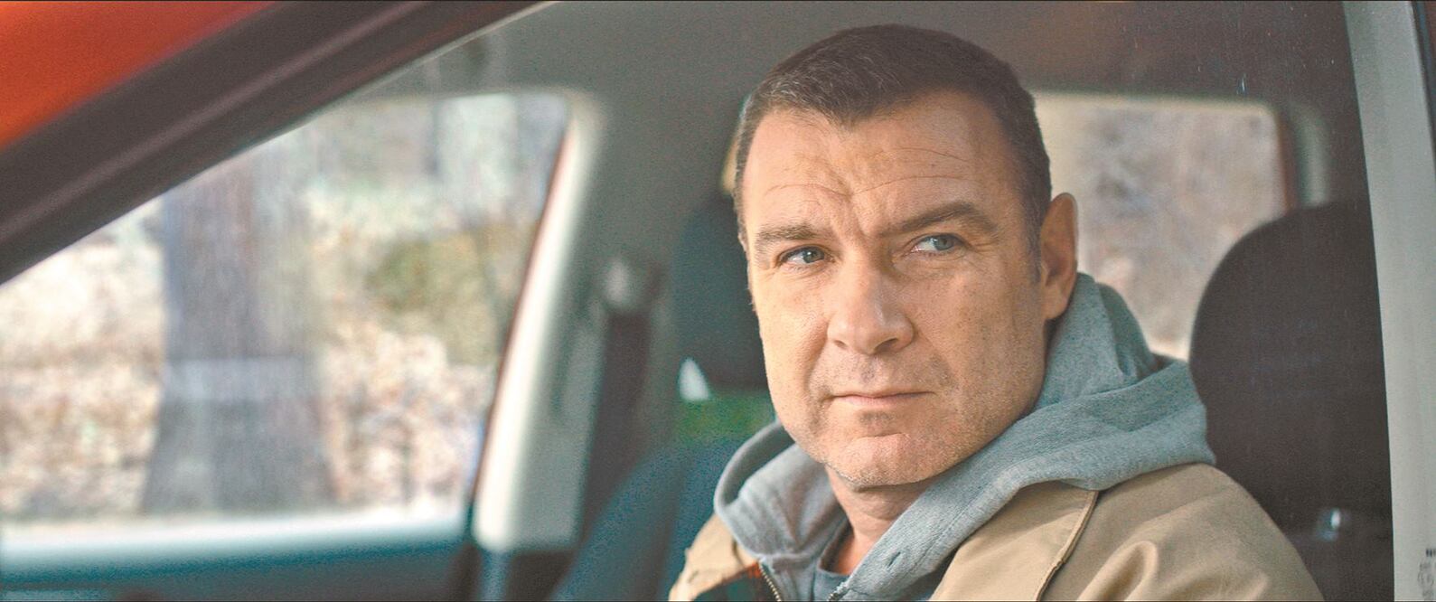 Liev Schreiber protagoniza la película, en la que dos familias chocan cuando sus hijos comienzan una relación que termina en accidente. FOTOS: TNT Original / Particular Crowd
