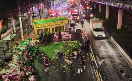 Vuelca camión de verduras en Iztacalco; conductor resulta con lesión leve