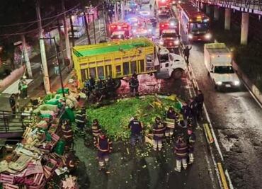 Vuelca camión de verduras en Iztacalco; conductor resulta con lesión leve