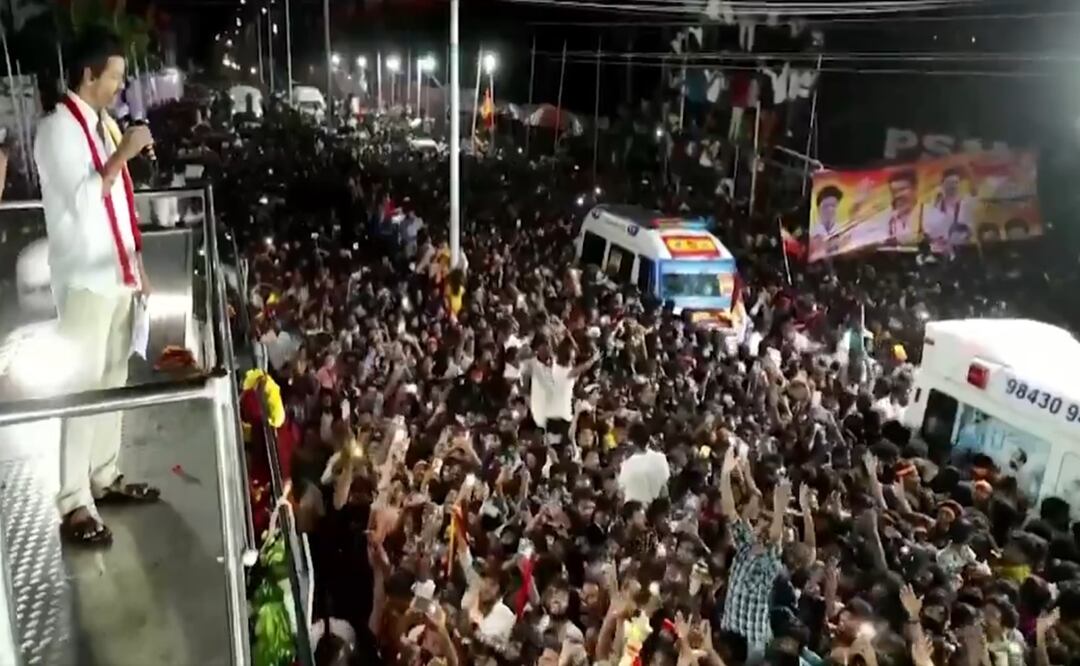 La estampida se produjo porque una parte de la muchedumbre, ansiosa por ver a Vijay, se abalanzó hacia las barreras, según el diario The Hindustan Times. Foto: Captura de pantalla