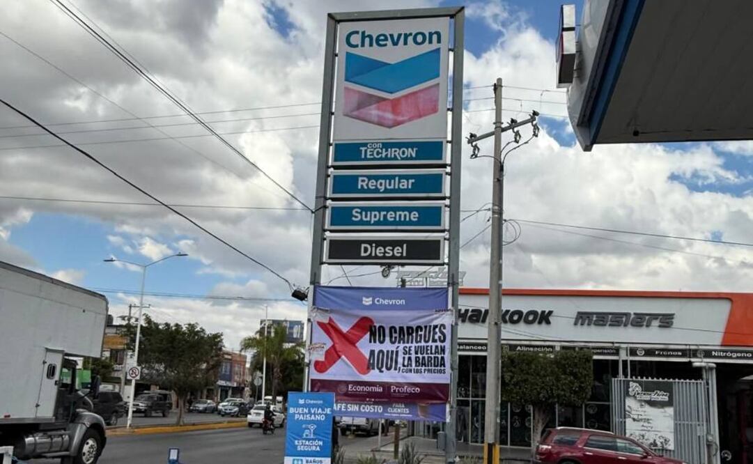 Profeco coloca primeras lonas de advertencia en gasolineras que venden en más de 24 pesos litro de gasolina regular, 09 de enero de 2025. Foto: Profeco/Cortesía