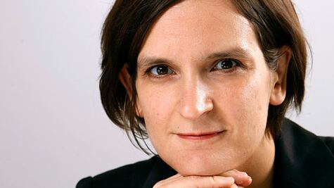 Quién es Esther Duflo, la segunda mujer que recibe el Nobel de Economía y la ganadora más joven de la historia