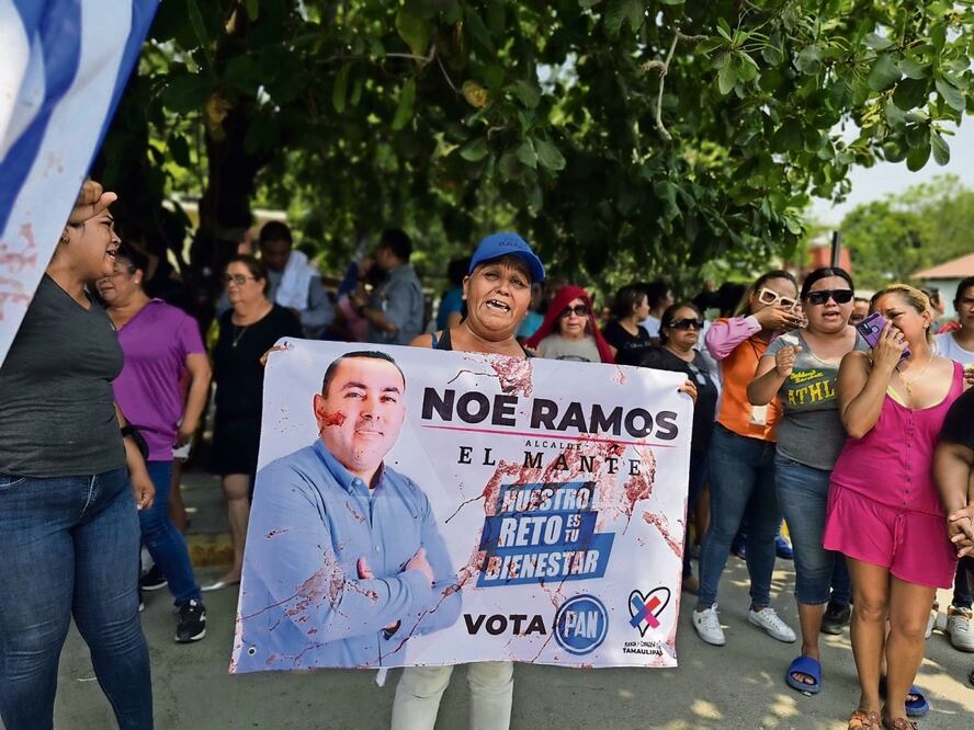 Noé Ramos fue apuñalado durante un recorrido proselitista; al lugar llegaron agentes del Ministerio Público, elementos de la Policía Investigadora y Peritos de la Fiscalía General de Justicia del Estado. Foto Especial