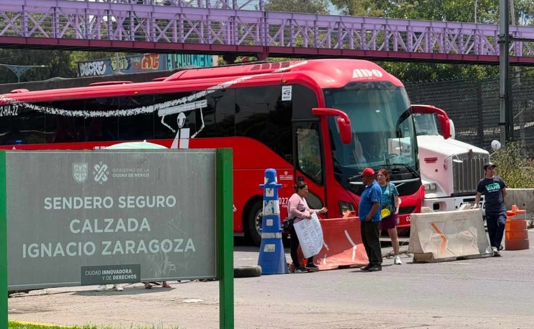 Padres de familia bloquean la Calzada Ignacio Zaragoza por daños en la primaria de sus hijos. 05/09/2026 | Foto: Especial.