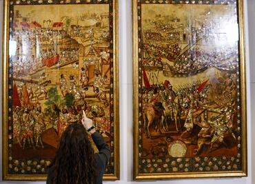Exhiben dos óleos sobre tabla que relatan la campaña de Hernán Cortés en América