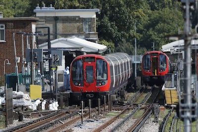 Reportan choque de 2 trenes al norte de Londres; hay un muerto y múltiples heridos 