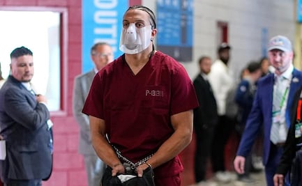 Mack Hollins, jugador de Patriotas, llega esposado y con máscara al Super Bowl LX