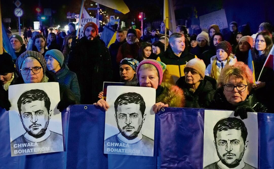 Manifestantes demuestran su apoyo a Ucrania en una protesta afuera de la Embajada de Estados Unidos en Varsovia, Polonia. Foto: Czarek Sokolowski / AP