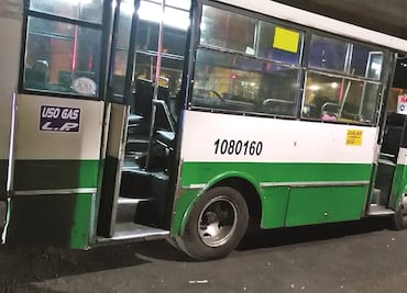 Camión de pasajeros choca contra un tráiler en la colonia Cerro de la Estrella, ¿qué pasó?