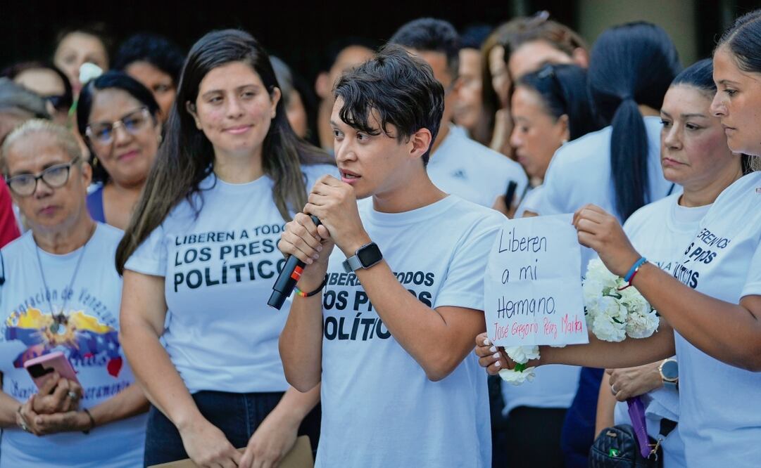 Un familiar de un manifestante detenido en la represión gubernamental durante una vigilia en Caracas, el 8 de agosto pasado. Foto: Matias Delacroix / AP