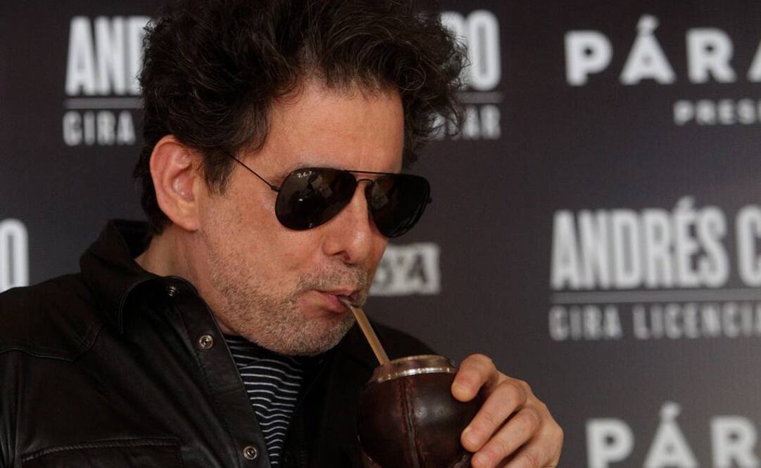 El cantante argentino Andrés Calamaro toma mate durante una rueda de prensa. FOTO: Luis Eduardo Noriega/EFE.