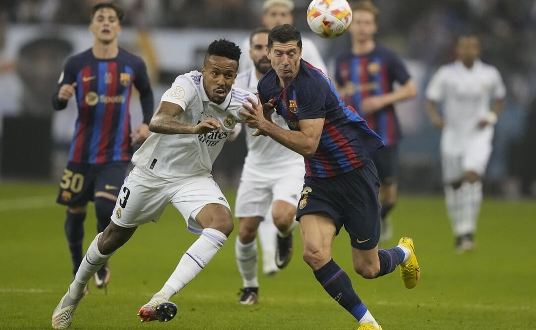 Eder Militao compite por el balón con Robert Lewandowski / Foto: AP