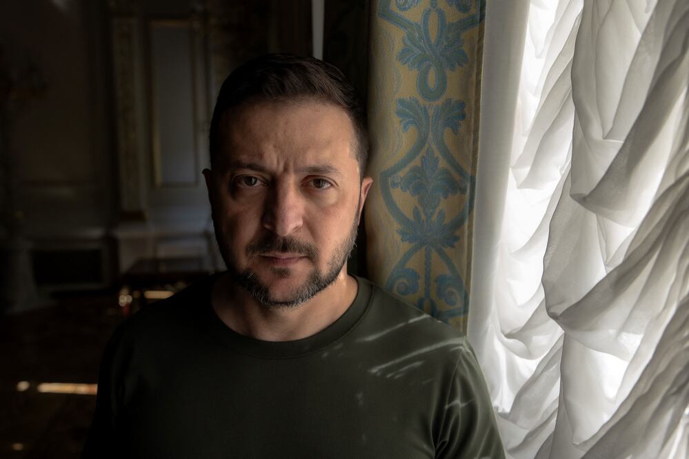 El presidente ucraniano, Volodymyr Zelensky, posa antes de una entrevista con la AFP en la oficina presidencial en Kiev, el 17 de mayo de 2024, en medio de la invasión rusa de Ucrania. Foto: AFP