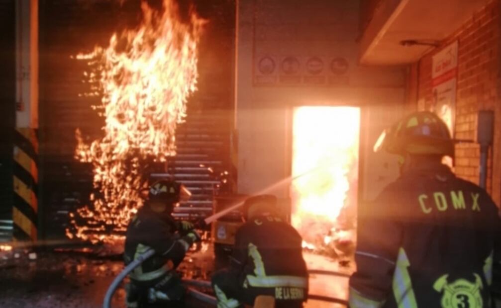 Registran incendio en fábrica de bicicletas en Calzada Coltongo, Azcapotzalco 