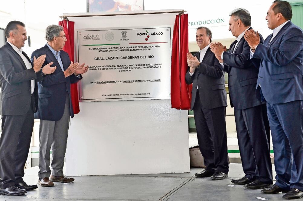 El titular de Sedesol, José Antonio Meade, acompañado de Cuauhtémoc Cárdenas impuso el nombre de Lázaro Cárdenas del Río a la planta de Liconsa en Jiquilpan (ESPECIAL)