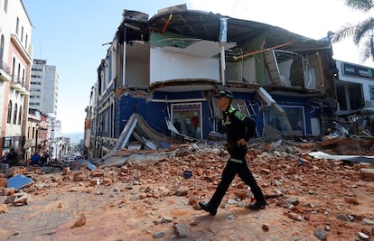 Países ofrecen equipos de rescate y ayuda a Colombia, tras terremoto; van más de 60 muertos