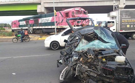 Tren embiste auto en avenida Central; conductor queda prensado
