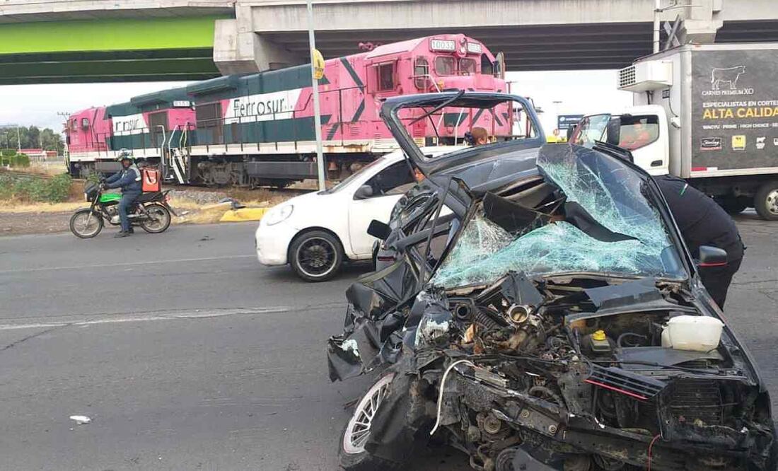 Foto: Especial/El Universal/Por el impacto, la Caribe quedó prácticamente desecha y el chofer quedó prensado en el interior