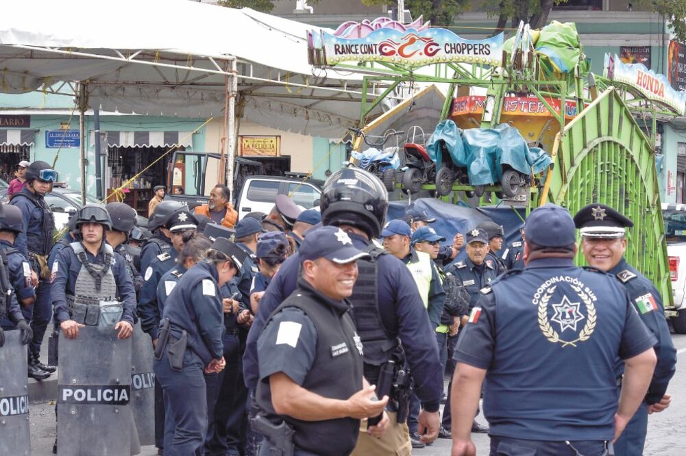 Alrededor de 70 policías municipales y verificadores del ayuntamiento impidieron que se instalaran los juegos mecánicos. Foto: CRISANTA ESPINOSA. CUARTOSCURO