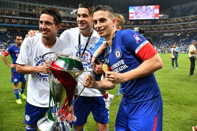 Milton Caraglio se tatúa el trofeo de la Copa MX