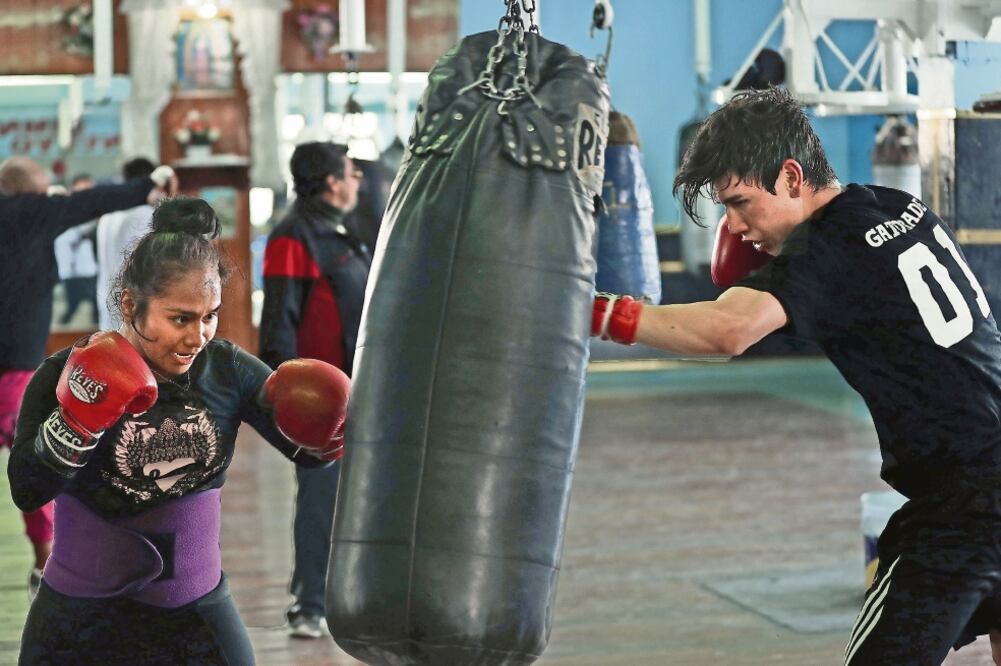 Frente al mercado Tacubaya, la atmosfera del Lupita contrasta con el ambiente de cualquier gimnasio boutique; sin embargo, no ha sido una limitante para que entre sus muros hayan entrenado campeones mundiales de boxeo como "El Finito" López.