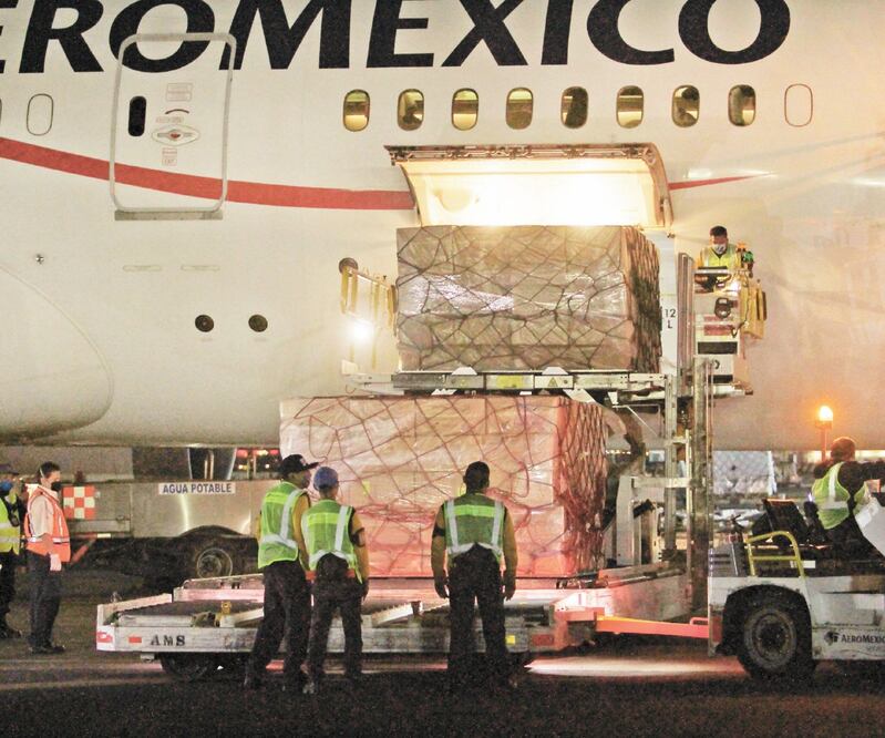 Revisión. Personal de Aduanas de la Terminal 1 del AICM abrió una caja para mostrar el contenido médico. Foto: MARCO GONZÁLEZ. NOTIMEX