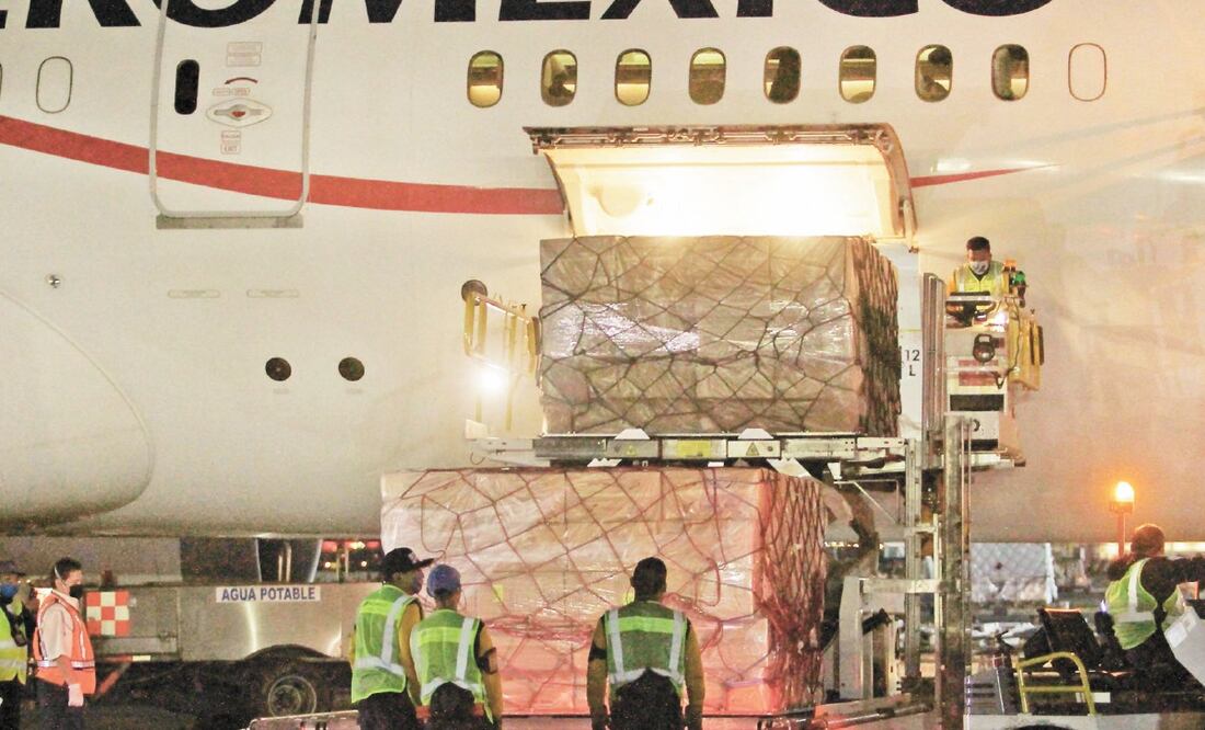 Revisión. Personal de Aduanas de la Terminal 1 del AICM abrió una caja para mostrar el contenido médico. Foto: MARCO GONZÁLEZ. NOTIMEX