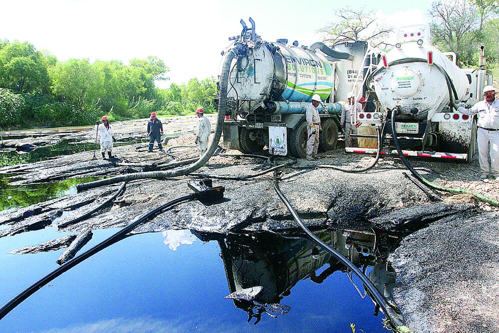 De acuerdo con información proporcionada por Pemex, en 2013 se registraron 2 mil 614 tomas; en 2014, 3 mil 348, que suman 5 mil 962, un número mayor que todo el sexenio pasado, cuando ascendieron a 4 mil 800 (ARCHIVO EL UNIVERSAL)