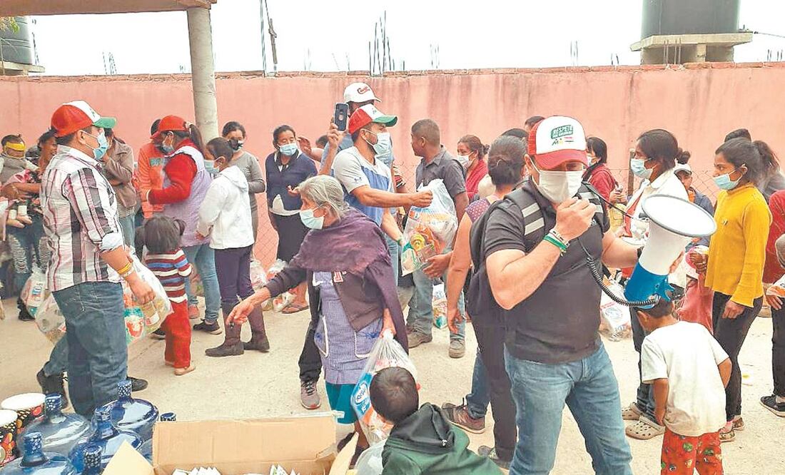 En un video que circula en redes sociales, se muestra cómo el equipo del candidato del PRI-PRD entrega despensas. Foto: Especial.