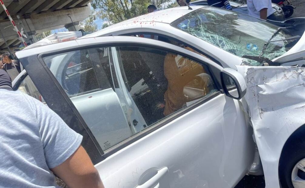 Uno de los autos impactados por la locomotora (06/08/2025). Foto: Especial