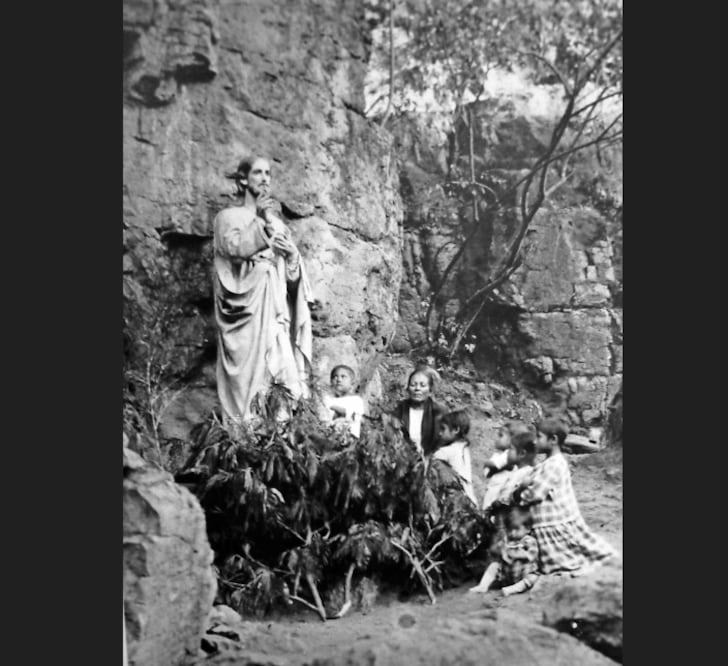 La Segunda Cristiada, librada en las sierras de Durango tras la ruptura entre la Iglesia y los últimos rebeldes, constituye el trasfondo histórico de Rescoldo. Foto del Archivo de El Universal que muestra a niños rezando ante una imagen religiosa que ocultaban en las peñas. Crédito: Archivo de El Universal