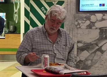Se viraliza imagen de George Lucas comiendo solo